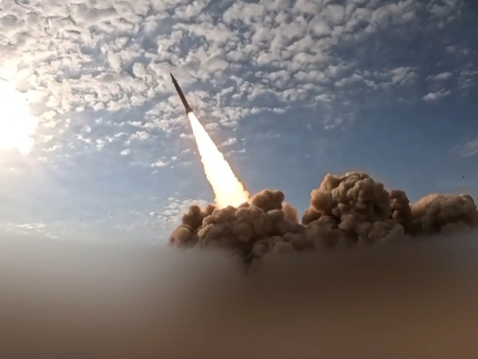 Dow Futures Dip Amid Geopolitical Tensions, Market Eyes Fed