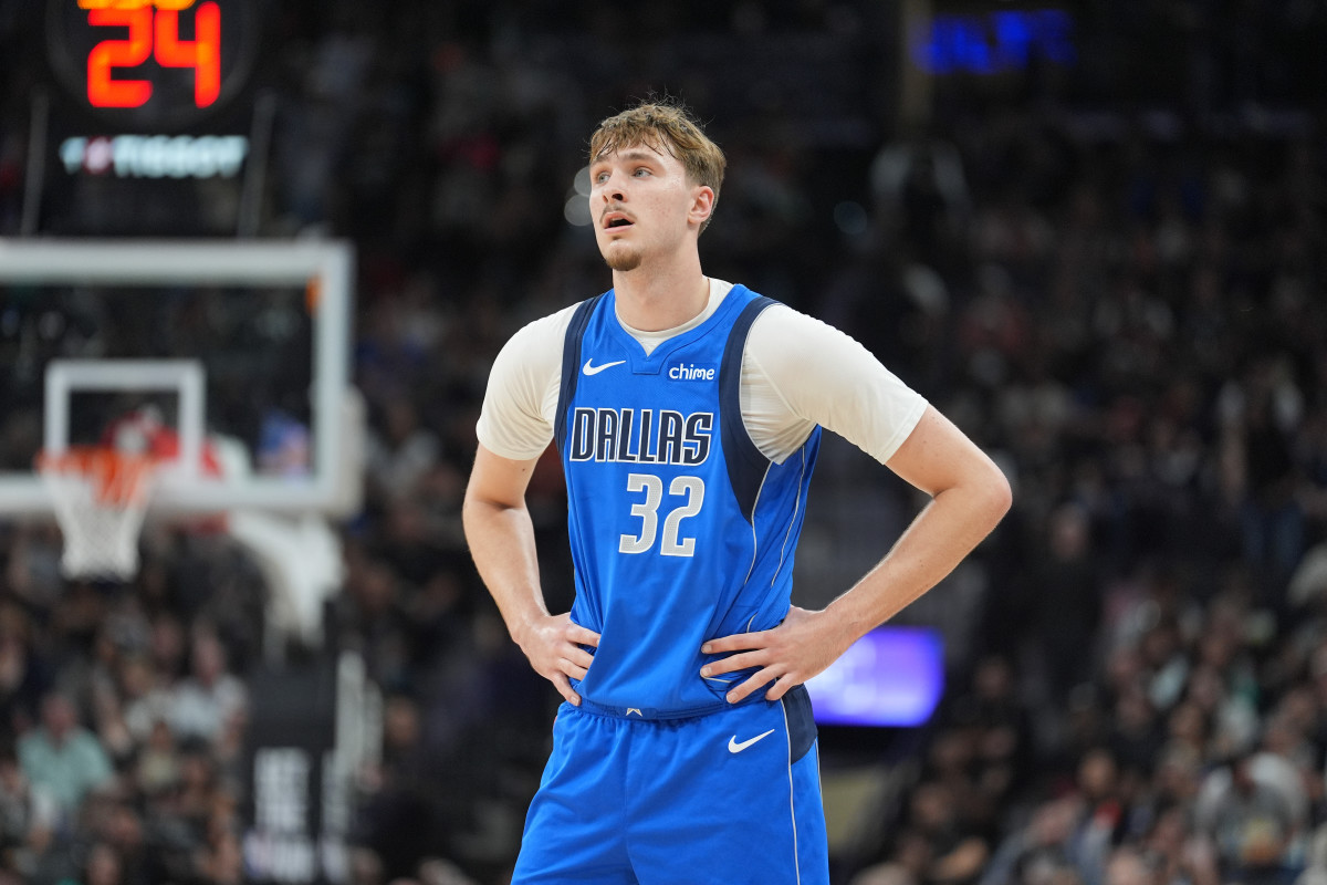 Dallas Mavericks and Portland Trail Blazers players during a game with injury concerns highlighted