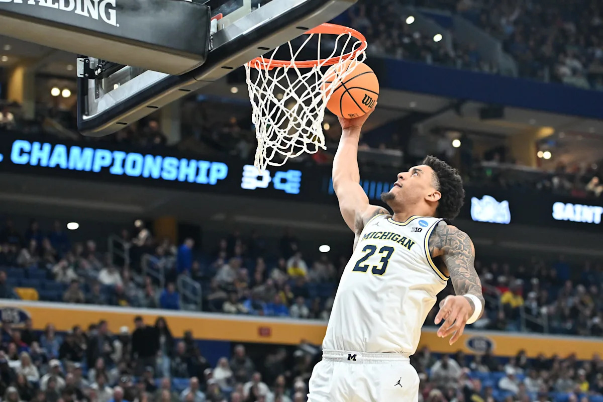 Michigan Wolverines forward Yaxel Lendeborg driving to the basket during an NCAA game