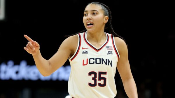 UConn guard Azzi Fudd in game action, projected No. 1 pick in 2026 WNBA mock draft