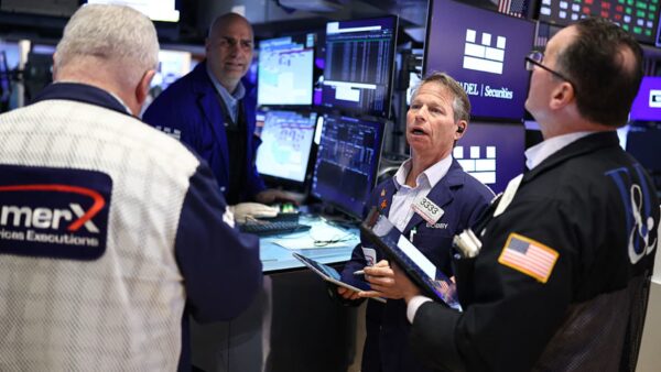 Dow Jones and S&P 500 chart reacting to US-Iran deal news and oil price fluctuations