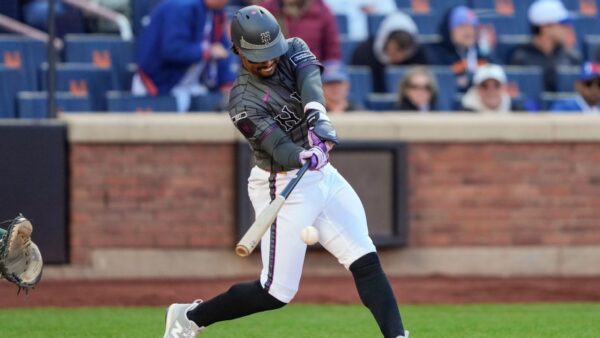 Francisco Lindor committing an error for the New York Mets