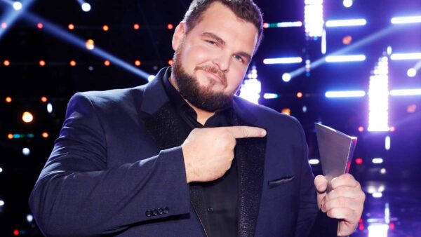 Jake Hoot on The Voice stage for the Battle of Champions special