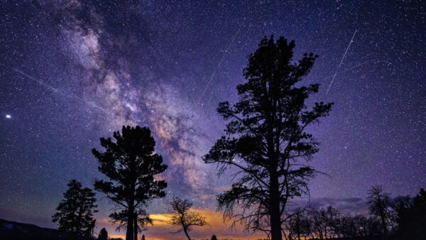 Lyrid meteor shower streaks across night sky on peak date April 22, 2026