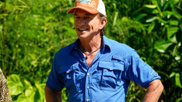 Survivor 50 cast members discussing Jeff Probst's iconic baseball hat color rotation