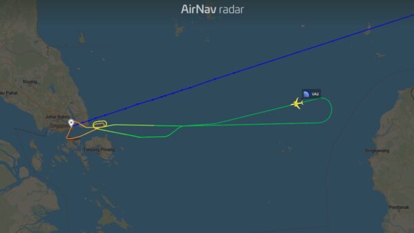United Airlines Boeing 787 Makes Emergency Landing at Changi