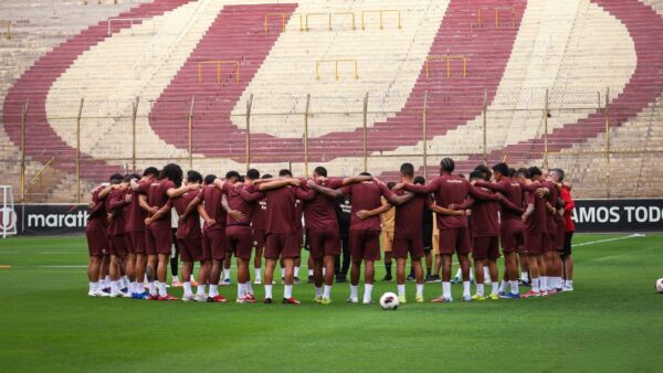 Universitario de Deportes players face off against Deportes Tolima in a Copa Sudamericana match