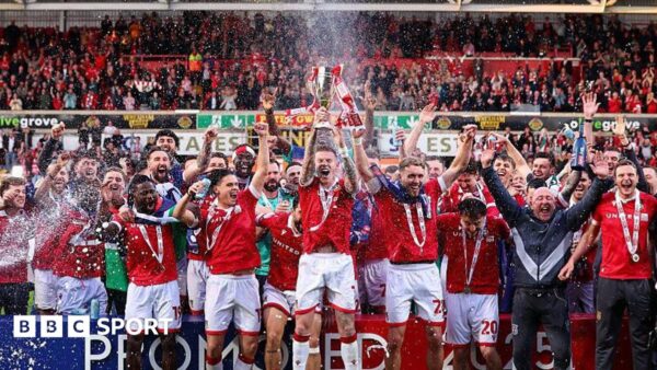 Wrexham players looking dejected after a defeat impacting their Championship play-off hopes