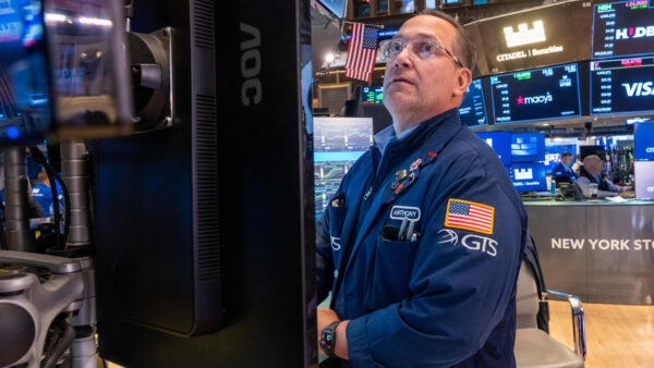 S&P 500 Reaches New High Amid Falling Oil Prices and Earnings Boost